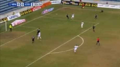 La suerte hace que este jugador consiga marcar un gol cuando todo parecía perdido