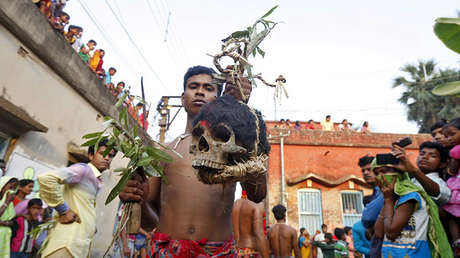 "Cadena de caníbales": La Red 'explota' con el reportero de la CNN que comió cerebro humano