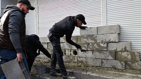 Nacionalistas ucranianos levantan un muro frente a una oficina del mayor banco ruso en Kiev (VIDEO)