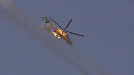 Un helicóptero del Ejército iraquí ataca con misiles posiciones del EI en Mosul (VIDEO)