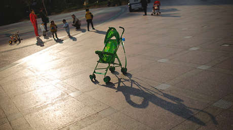 FUERTE VIDEO: Una madre cae con su bebé por una escalera mecánica