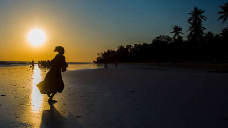 'Un pacto indecente': Dos hinchas apuestan a sus esposas en clásico de la liga de fútbol en Tanzania