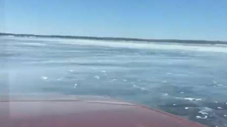 Un camión cae al agua después de romperse el hielo de un lago
