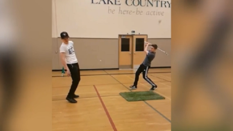 Era un truco muy sencillo de golf… pero dejó a su colega 'sin dientes'