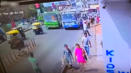 Esto es lo que te podría pasar en la calle si eres de los que pasan con el móvil en mano