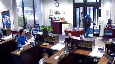 Entra a robar en un banco y en su primer paso ya era hombre muerto