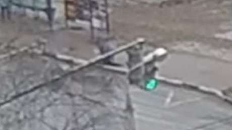 Espera el autobús y el suelo se hunde bajo sus pies