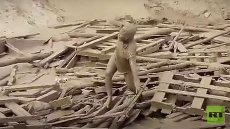 Video: El momento del dramático rescate de una mujer arrastrada por una riada de lodo en Perú