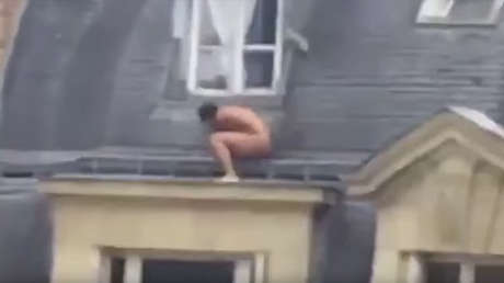 ¿Un amante 'pillado'?: Hombre desnudo escondido en un alféizar enciende la Red (video)