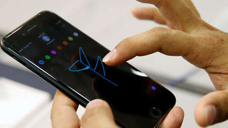 "Tan peligrosos como un secador de baño": Un hombre fallece mientras cargaba su iPhone 