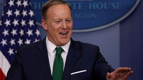 Por esta razón no debe llevar una corbata verde para salir en televisión (VIDEO)