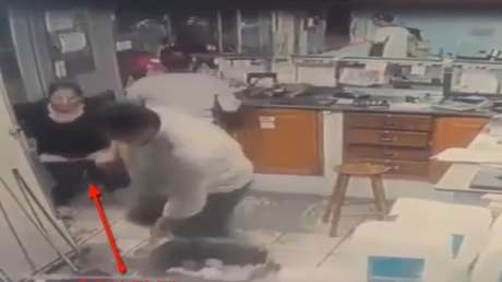 Asalta una tienda, pero una policía le da una sorpresa