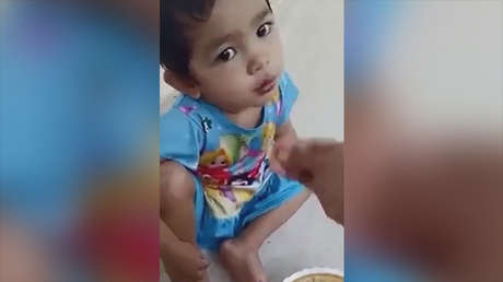 Una madre da de comer gusanos a su hija (IMÁGENES EXPLÍCITAS)