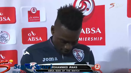 Se le chispoteó: Futbolista dedica su premio a "su esposa y a su novia" ante las cámaras