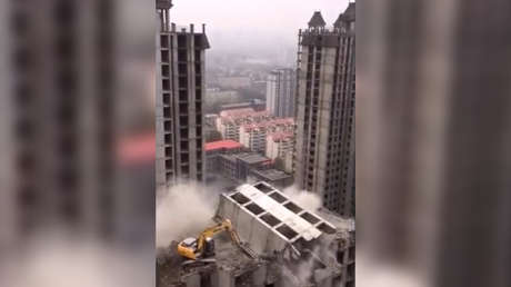 La increíble demolición de un rascacielos con una excavadora en China