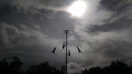 Los famosos voladores de México acusan a cervecera de vender su ceremonia