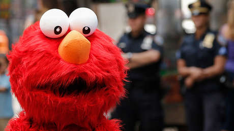VIDEO: 'Despiden' a un personaje de 'Plaza Sésamo' por los recortes presupuestarios de Trump