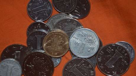 Una compañía china paga 200.000 yuanes en salarios con sacos de monedas