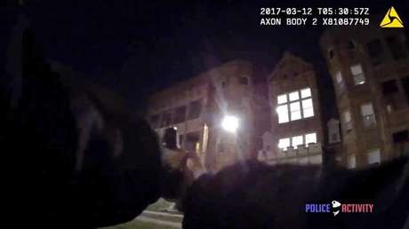 Video: Un policía y un atacante intercambian balazos a corta distancia en un tiroteo escalofriante