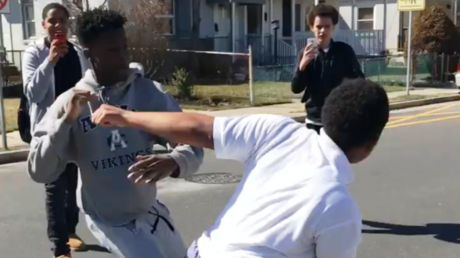 Una pelea callejera termina de una manera inesperada