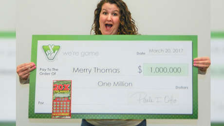 Una mujer le muestra a su amiga cómo jugar a la lotería y gana 1 millón de dólares