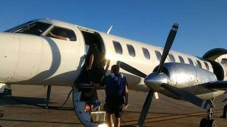 Se abre la puerta del avión del equipo de fútbol Racing Club de Argentina durante el despegue