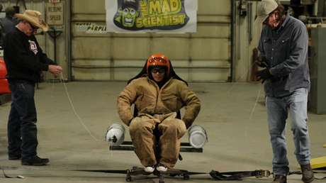 La 'silla nitro': Un audaz voluntario se sube a una centrifugadora casera impulsada por nitrógeno