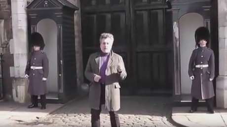 Un miembro de la Guardia Real Británica pierde los nervios con un turista