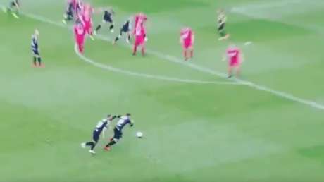 Un futbolista ucraniano 'se olvida' de patear el balón