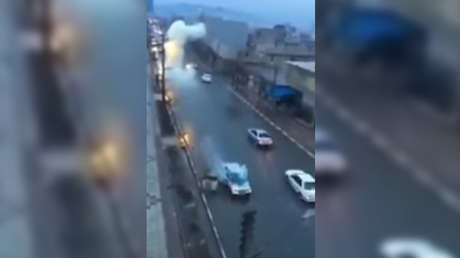 Un rayo impacta sobre un coche en movimiento