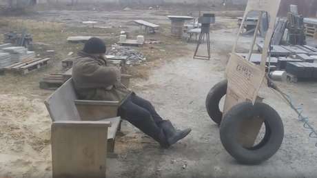 ¡Menudo atropello! Se queda dormido en el trabajo y sus compañeros le gastan una broma