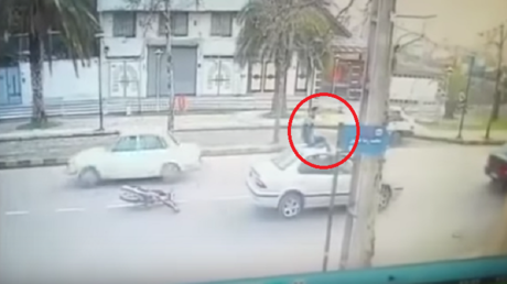 Motorista choca con un coche, vuela, cae parado en el techo… y eso no es todo lo que le pasó