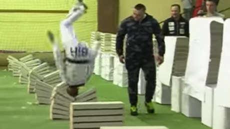 Adolescente rompe un récord al destrozar 111 bloques de concreto con la cabeza (Video)