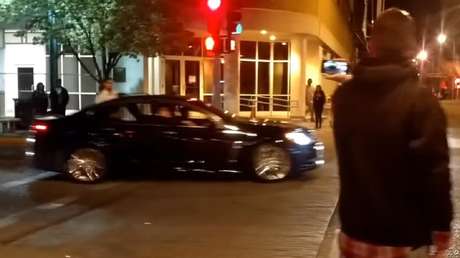 Un pasajero es arrastrado varios metros por las prisas de su amigo al volante