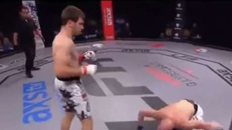 Intenta dar una patada de película y termina noqueado