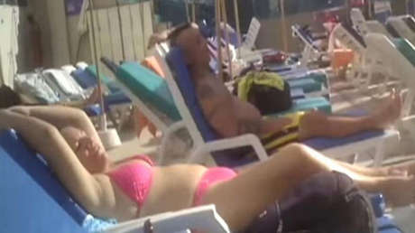 Indignación: Cesan a viceministra por tomar el sol en plena emergencia por las inundaciones en Perú