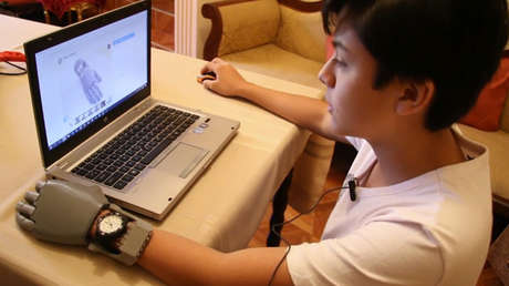 La historia del niño boliviano que se fabricó una mano robótica