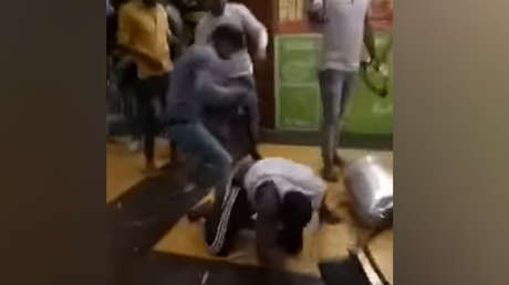 Video fuerte: Una turba enojada ataca a africanos tras la muerte por sobredosis de un joven 