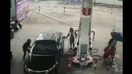 Karma instantáneo: roba un bolso y se estampa con la moto al escapar