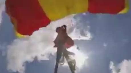 Situación límite: se enreda el paracaídas normal y el de emergencia. ¡Mantén la calma!