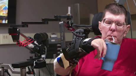 El poder de la mente: un hombre con parálisis usa sus pensamientos para mover brazos y manos (Video)