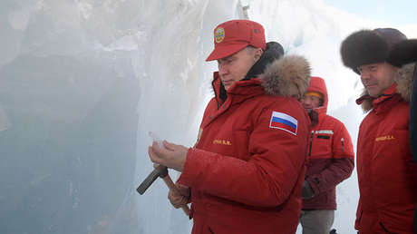 Putin desprende trozos del hielo de un glaciar durante una expedición a una isla del Ártico (FOTOS)