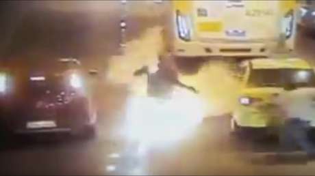 Fatal accidente: Su moto derrapa y acaba envuelto en llamas