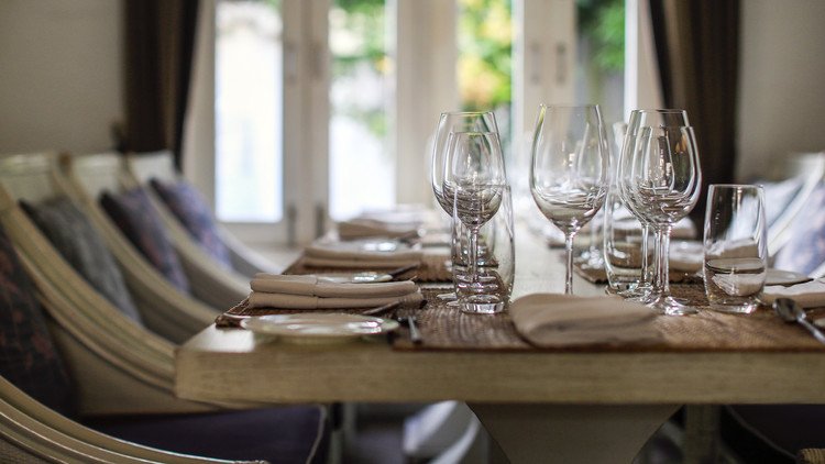 Restaurante de cocina vasca en Madrid cancela una reserva a 100 mujeres "por ser rusas"