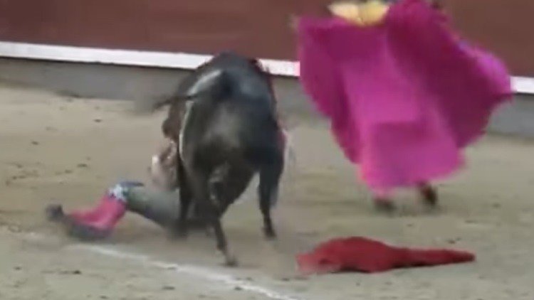 El espeluznante momento en que un novillero es corneado por un toro enloquecido (18+)