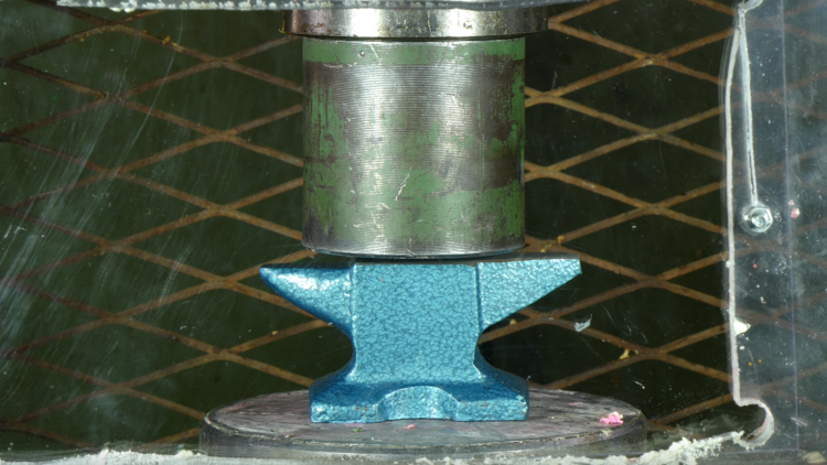 Esto pasa si intentamos aplastar un yunque con una prensa hidráulica