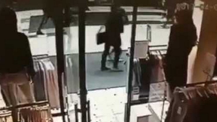 VIDEO: Graban el momento exacto en que un camión embiste a una multitud en Estocolmo