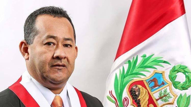 Congresista peruano: "El Alzheimer se da en personas que estudiaron y leyeron mucho"