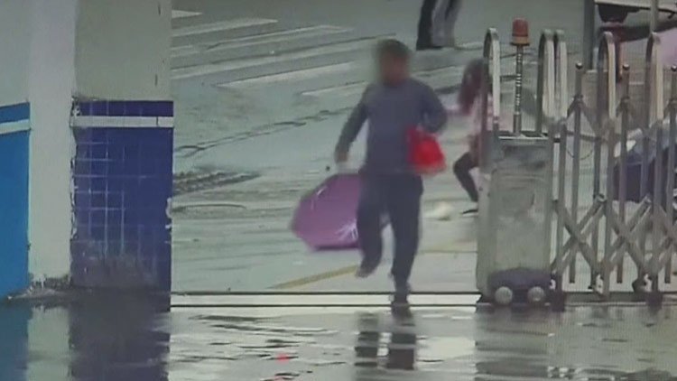 El robo (más torpe) del siglo: sustrae un teléfono y entra por accidente en una comisaría (VIDEO)