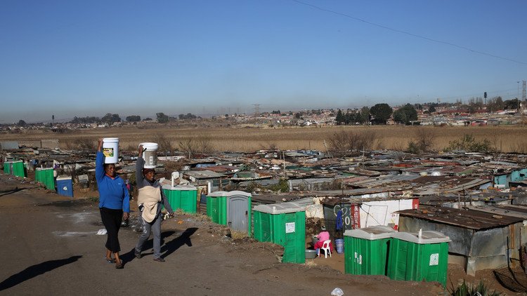 Una multitud intenta linchar a un 'vampiro' que degolló y bebió la sangre de un niño en Sudáfrica